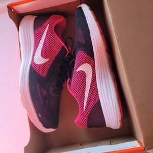 NIKE Revolution 3